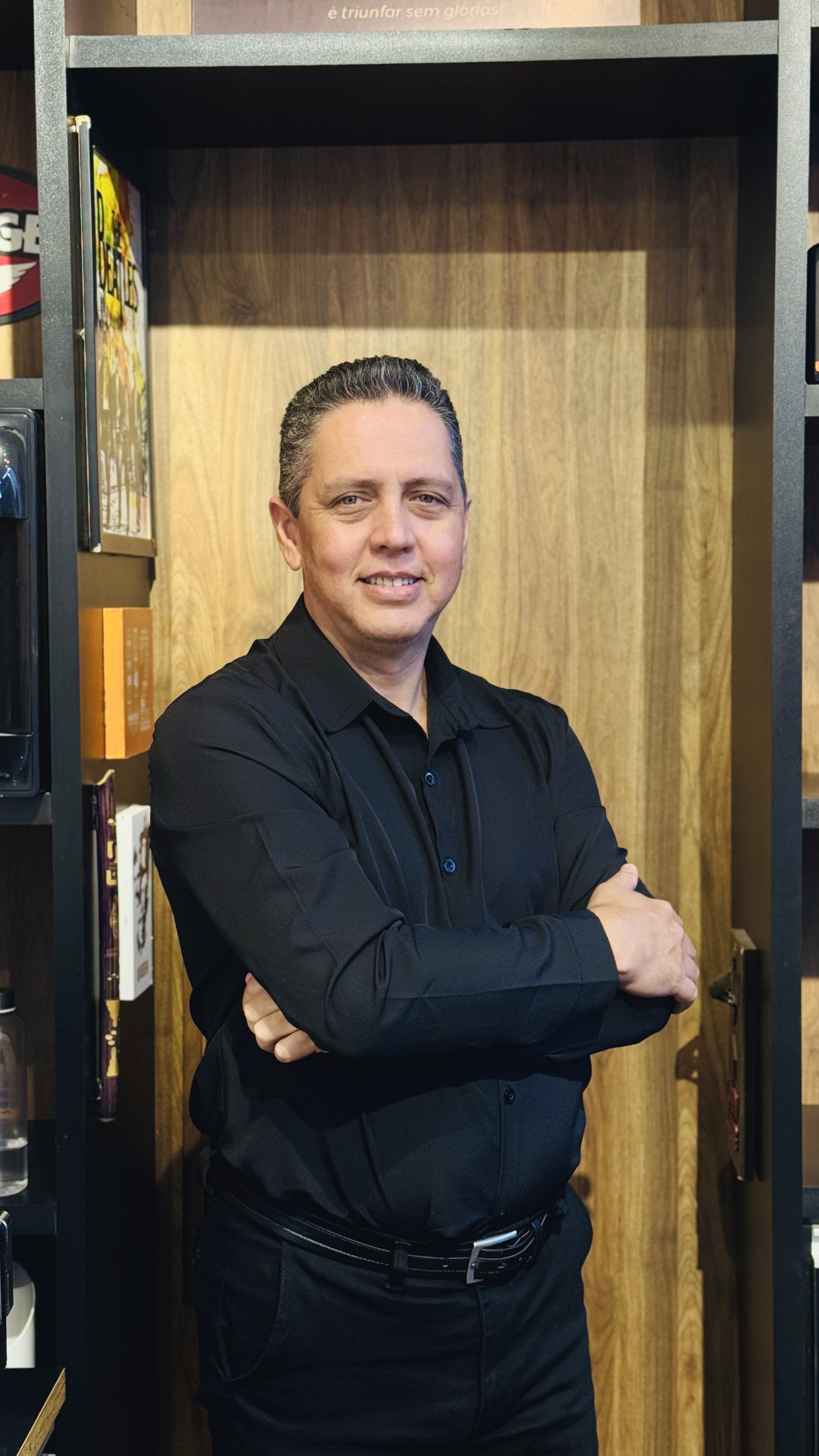 Roberto, barbeiro especialista da Santa Rosa Barbearia